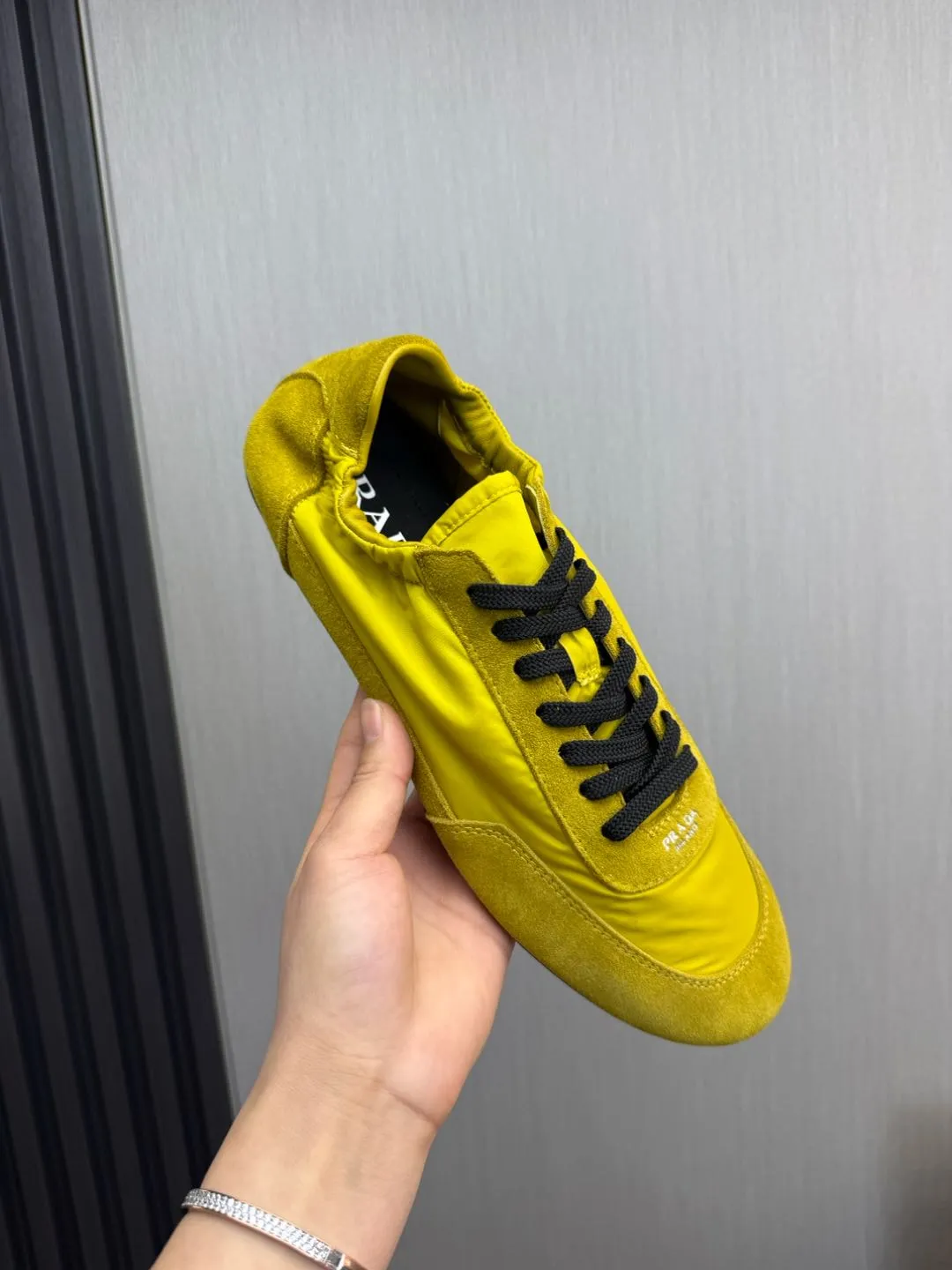 Men's Shoes💰500💰Men's PRADA 2025 Early Spring Collapse New Sports Shoes Moral Training Shoes Collapse's name comes from the fact that it can be easily put on and taken off with bare hands ~ The light and comfortable features create a more relaxed and casual look, and the side elastic design can be worn twice! Super comfortable catwalk sneakers, as thin and light as ballet slippers, as comfortable as sneakers, comfortable and super light on the feet. Fabric: frosted cowhide leather spliced ​​with nylon cloth, cowhide foot pads, men's size 38-45